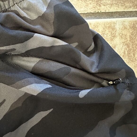 Athleta Printed Mesh Racer Run Short 4” XXSMALL Black Camo Pocket Built-in Brief - Picture 7 of 12